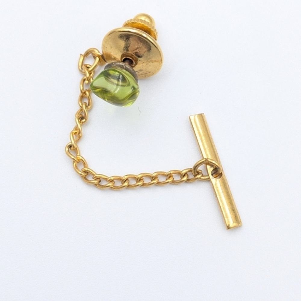 5/25$  Vintage green polished stone gold tone tie tack